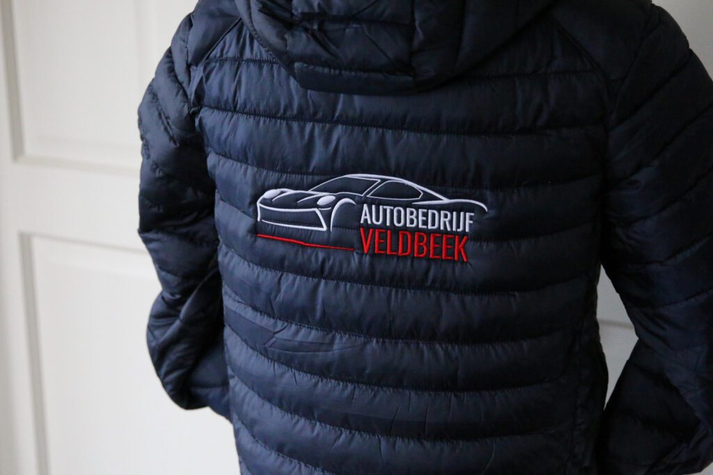 Bedrijfskleding met logo voor Autobedrijf Veldbeek I Borduren