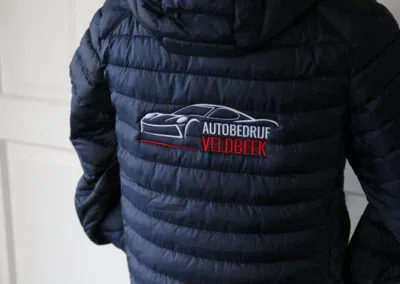 Bedrijfskleding met logo voor Autobedrijf Veldbeek I Borduren